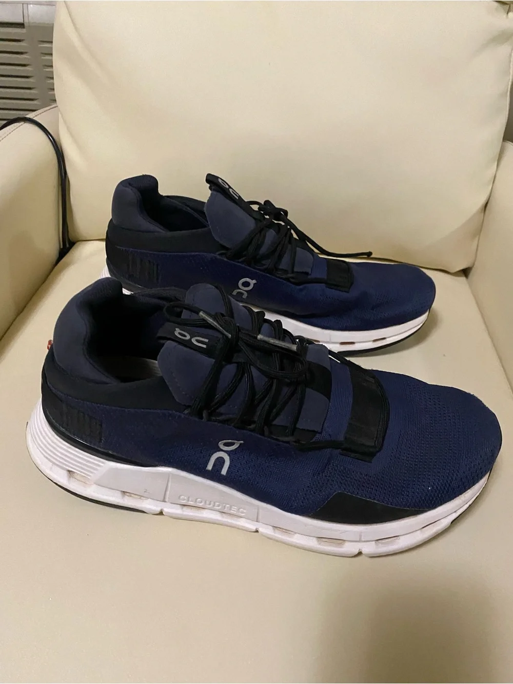 On Running 9.5 Navy and White Men’s Athletic Sneakers